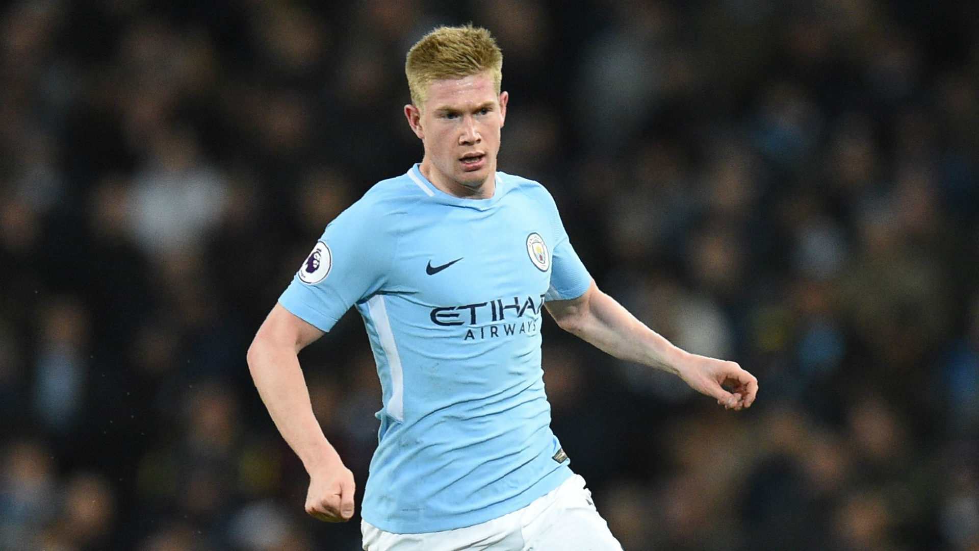 Tiền vệ: KEVIN DE BRUYNE | MANCHESTER CITY - Tiền vệ người Bỉ kiến tạo để David Silva ghi bàn ở phút 83 giúp Man City lội ngược dòng. Ngoài ra, De Bruyne cũng thực hiện thành công đến 93 đường chuyền trên tổng số 114, tất cả đều ở phần sân đối phương.