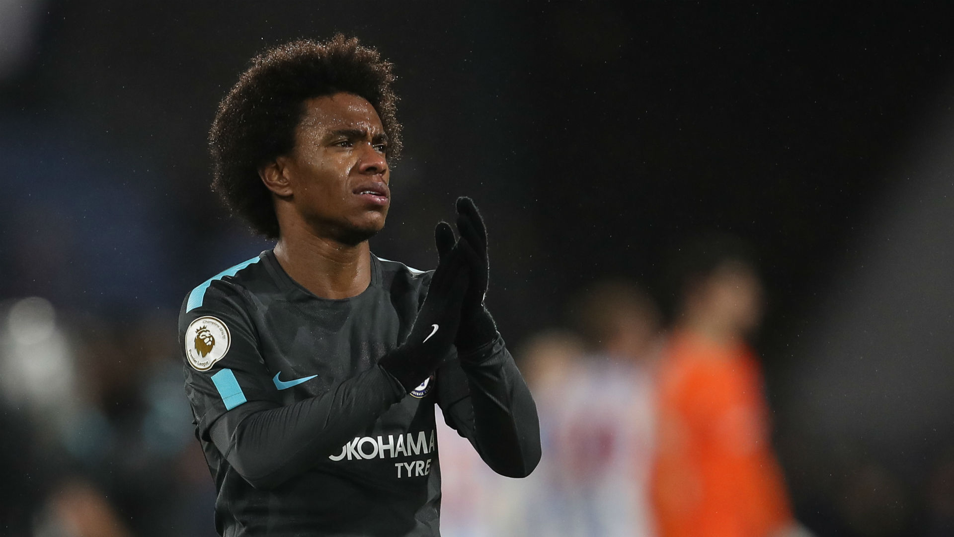 Tiền đạo: WILLIAN | CHELSEA - Willian in dấu giày trong 3 bàn thắng của Chelsea trước Huddersfield (ghi 1 bàn, đóng góp 2 kiến tạo). 3 điểm giúp Chelsea bám đuổi M.U trên BXH.