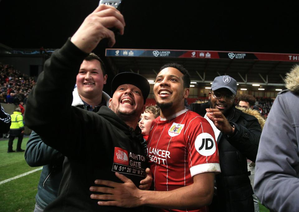 Làm nên kì tích, tập thể Bristol City quậy tung sân vận động - Bóng Đá
