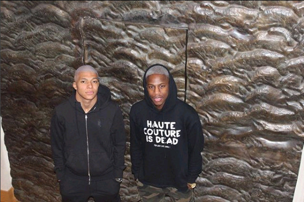 Mbappe xuất hiện cùng một người bạn khi dạo phố.