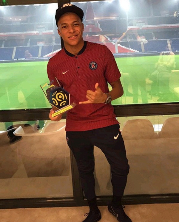 Tiền đạo người Pháp khoe ảnh nhận giải Cầu thủ xuất sắc nhất trận gặp Caen trên Instagram.