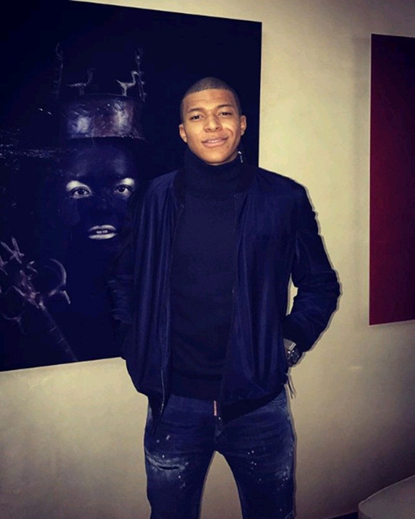 Mái tóc cũ có phần "ngô nghê" của Mbappe.
