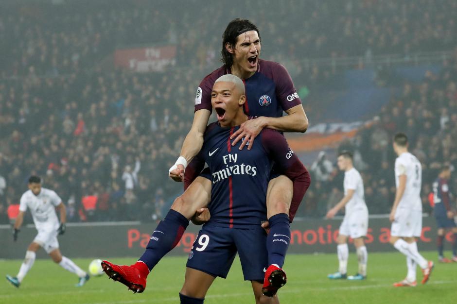 Chân sút Edinson Cavani chính là người lập công sau pha kiến tạo của Mbappe ở phút 21.