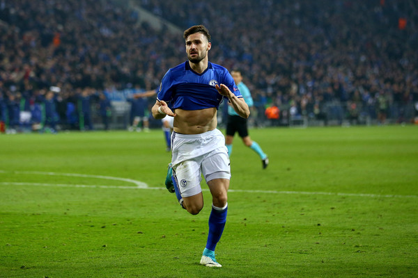 Tiền vệ phải: Daniel Caliguiri (Schalke) - Tiền vệ người Đức là nhân tố cực kì quan trọng trong lối chơi của Schalke. Caligiuri có khả năng lên công về thủ toàn diện. Cho đến lúc này, tiền vệ 29 tuổi đã có 3 bàn và 2 kiến tạo tại Bundesliga.