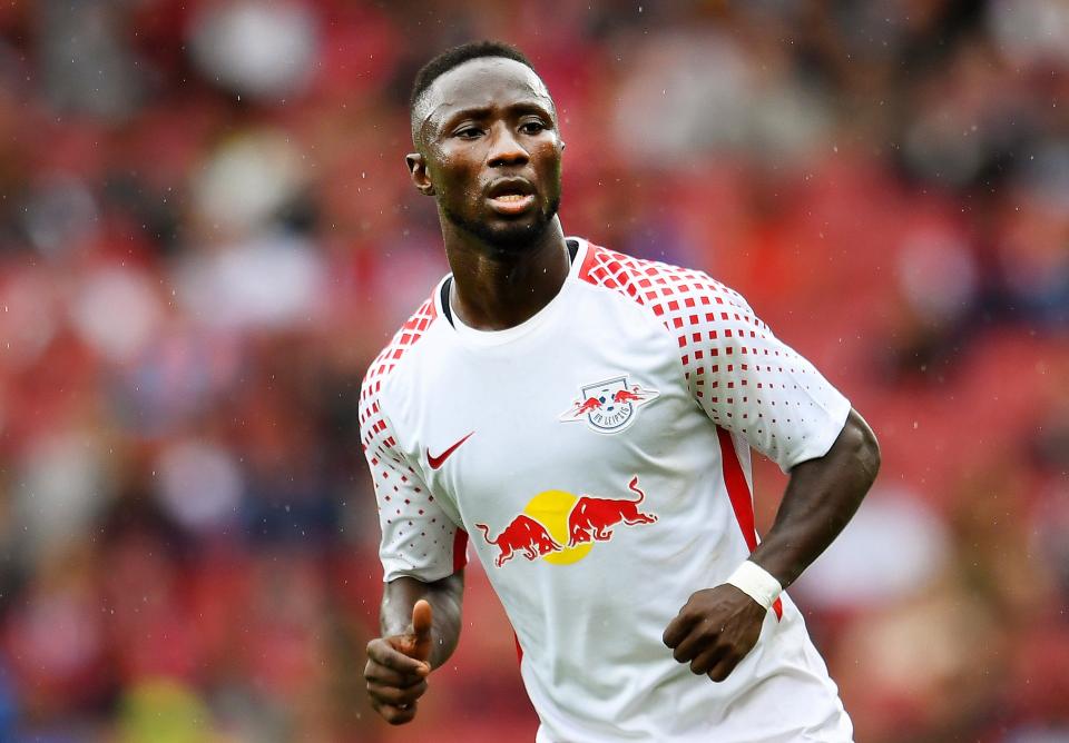 Tiền vệ trung tâm: Naby Keita (RB Leipzig) - Trong mùa giải cuối cùng khoác áo RB Leipzig, Keita vẫn thể hiện phong độ xuất sắc. Trung bình, tiền vệ người Guinea có 3.2 pha tắc bóng thành công trong một trận đấu và 2 lần nhận danh hiệu Cầu thủ xuất sắc nhất trận.