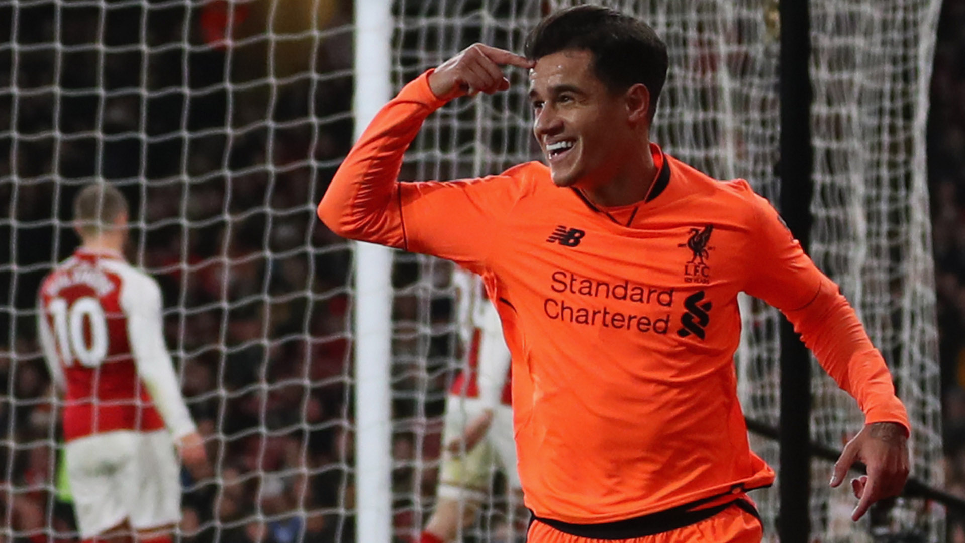 Tiền vệ: PHILIPPE COUTINHO | LIVERPOOL - Ở trận hoà 3-3 trước Arsenal, Coutinho là người ghi bàn mở tỉ số. Sau 11 trận sân khách trên mọi đấu trường, tiền vệ người Brazil đã in dấu giày trong 16 bàn thắng (ghi 9 bàn, kiến tạo 7 lần).