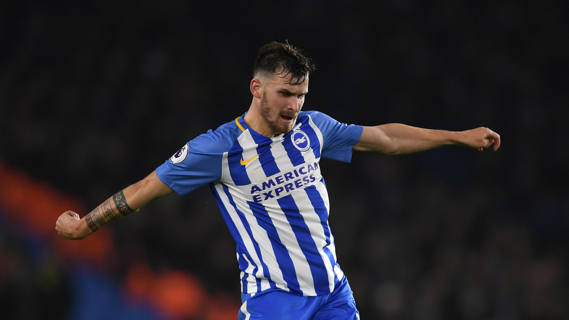 Tiền vệ: PASCAL GROSS | BRIGHTON AND HOVE ALBION - Gross ghi bàn duy nhất giúp đội nhà đánh bại Watford. Tại Ngoại hạng Anh, Gross đã in dấu giày trong 9 bàn (ghi 4 bàn, kiến tạo 5 lần), nhiều hơn bất kì đồng đội nào.