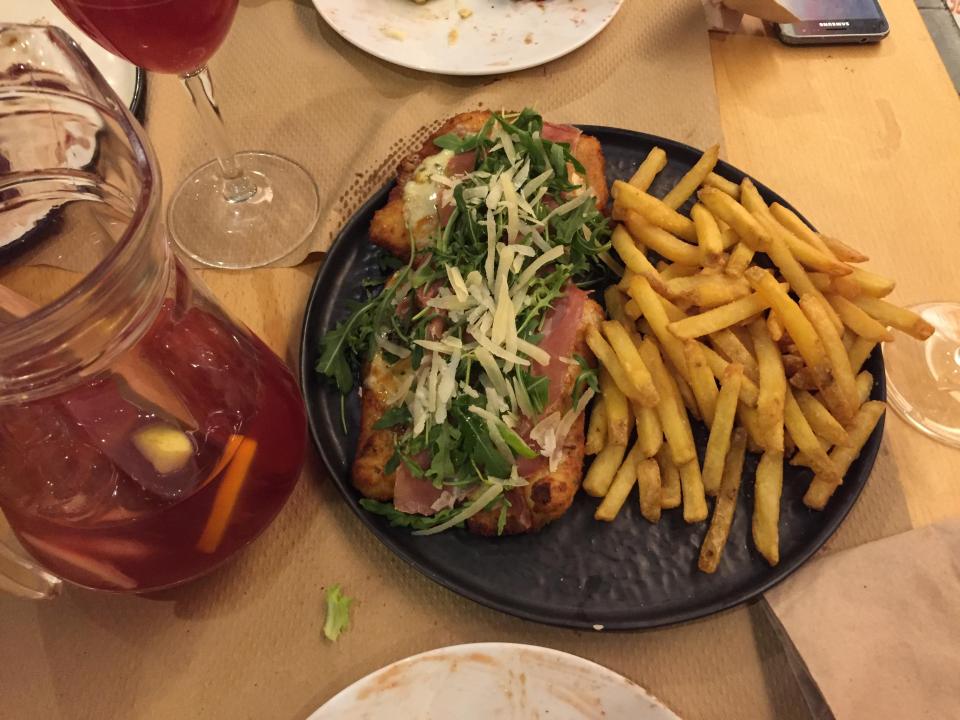 Suarez khai trương nhà hàng mới hoành tráng - Bóng Đá