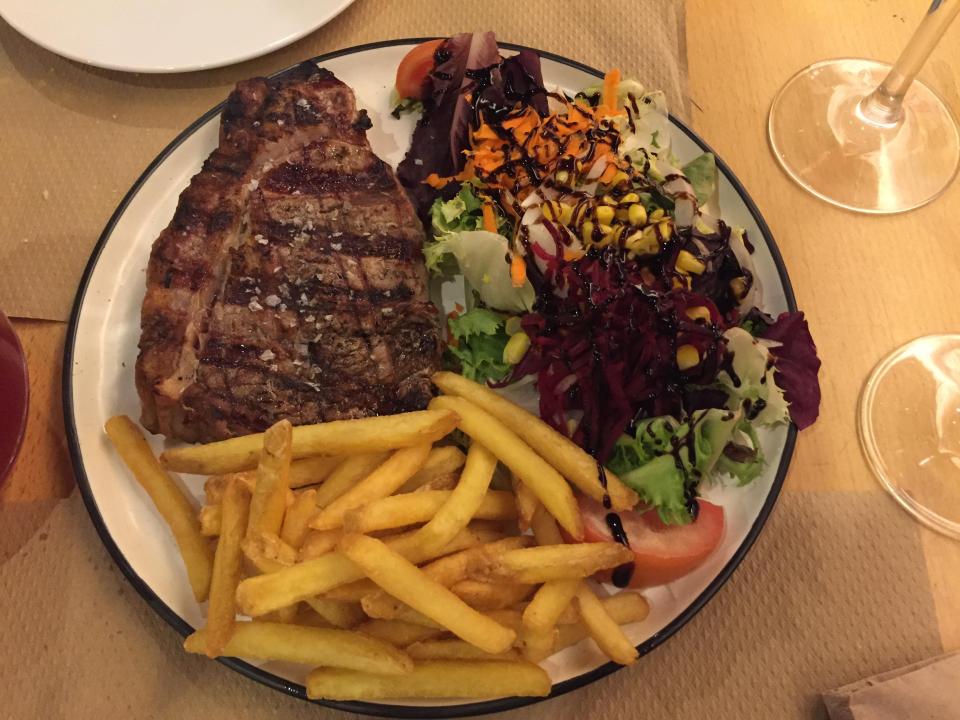 Suarez khai trương nhà hàng mới hoành tráng - Bóng Đá