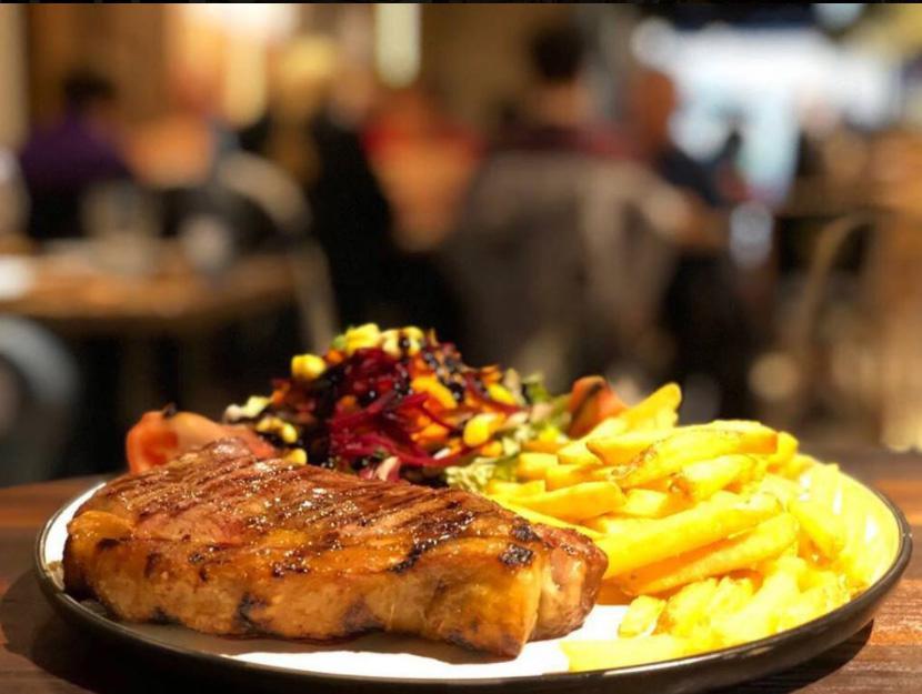 Được biết, nhà hàng Chalito nằm ở phía Bắc Ramblas, trung tâm của thành phố Barcelona. Tại đây, nhà hàng đa phần phục vụ những món ăn Latin. "The Bife De Chorizo" là món ăn được cho là đắt giá nhất trong thực đơn (18 bảng/phần).