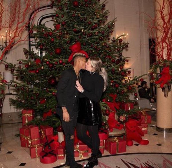 Patrick van Aarnholt, ngôi sao của Crystal Palace cũng trao nụ hôn đầy tình cảm cho bạn gái bên cây thông hoành tráng.