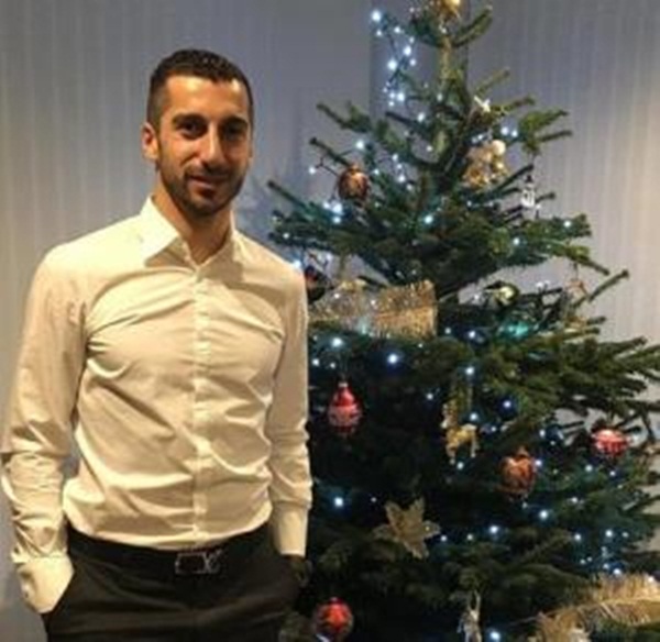 Henrikh Mkhitaryan lẻ bóng bên cây thông.