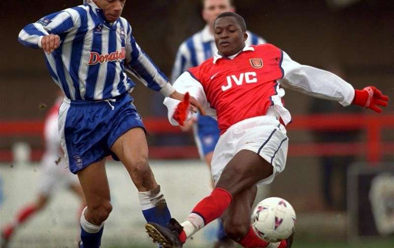 4. Kaba Diawara - Diawara gia nhập Arsenal với mức phí 2.5 triệu bảng vào năm 1999. Mùa giải đó, tiền đạo này ra sân 15 lần cho Pháo thủ nhưng không ghi nổi bàn nào. Sau đó, Arsenal bán Diawara cho Marseille và thu về 3 triệu bảng.