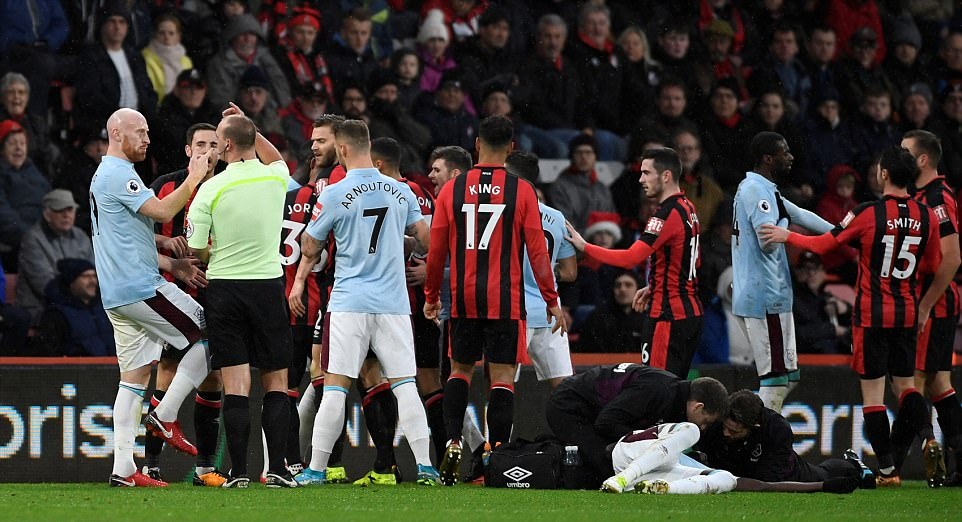 Sao West Ham hứng trọn gầm giày của đối thủ - Bóng Đá