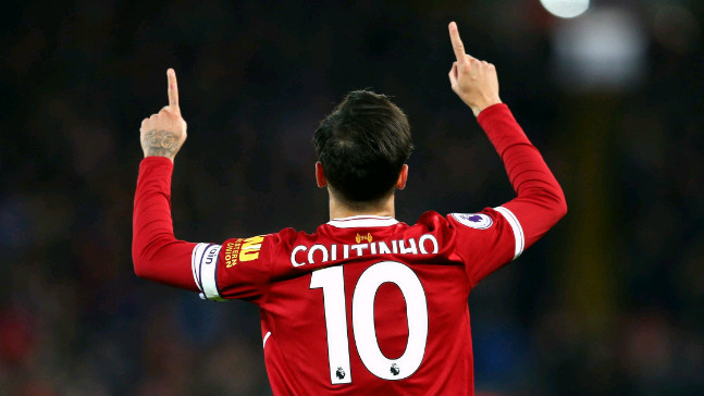 Tiền vệ trái: Philippe Coutinho | Liverpool - Coutinho đã ghi 19 bàn bên ngoài vòng cấm địa, nhiều hơn 1 bàn so với huyền thoại Robbie Fowler và thua Steven Gerrard (33 bàn) trong lịch sử Liverpool.