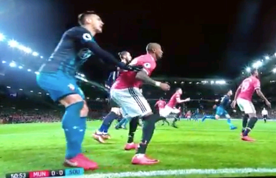 Giật chỏ đối thủ, Ashley Young đối mặt án phạt nguội - Bóng Đá