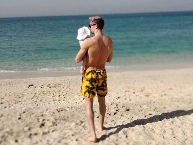 Tiền đạo Robert Lewandowski quyết định giành thời gian cho gia đình. Chân sút người Ba Lan chia sẻ hình ảnh bế con gái đi dạo ở một bãi biển đầy nắng.