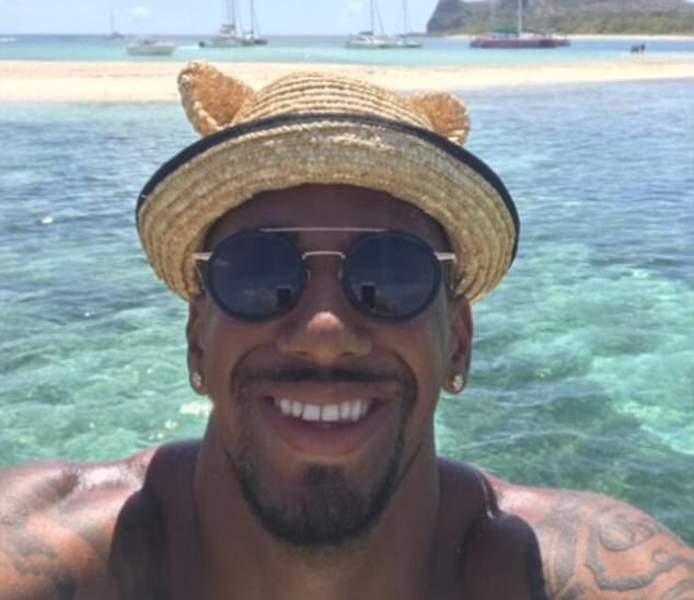 Tương tự Lewandowski, Jerome Boateng cũng giành những ngày nghỉ lễ để tận hưởng ánh nắng ở biển.