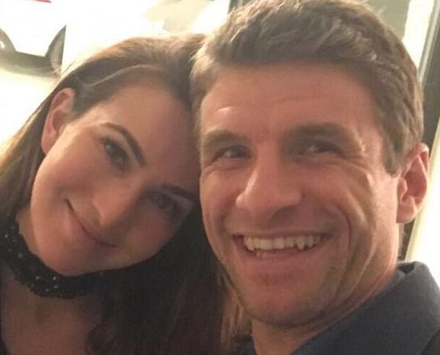 Thomas Muller tự sướng cùng vợ Lisa nhân dịp Giao thừa.