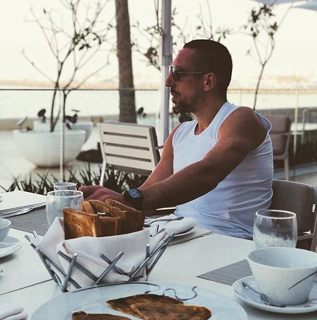 Franck Ribery đầy trầm tư trước năm mới, bức ảnh được chụp tại Dubai. Tiền vệ người Đức vẫn vô cùng quan trọng trong lối chơi của Bayern.