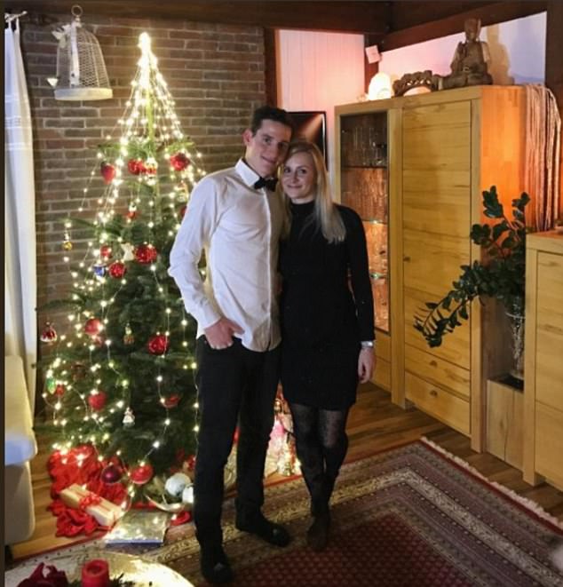Tiền vệ đa năng Sebastian Rudy chăm sóc và tận hưởng Giáng sinh lẫn năm mới bên cạnh bạn gái.