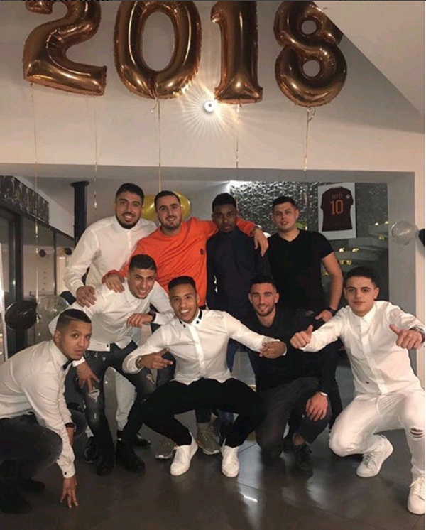 Corentin Tolisso tự tập bạn bè đón chào năm mới.
