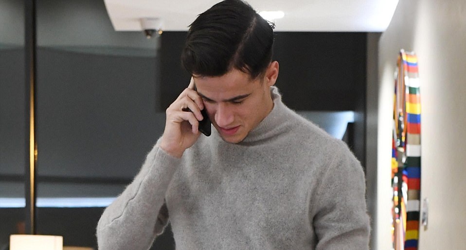 Tiền vệ người Brazil biết tin Virgil van Dijk đã đến và khen ngợi Mohamed Salah. Tuy nhiên, bản thân Coutinho lại căng thẳng vì hợp đồng với Barca chưa được thông qua.