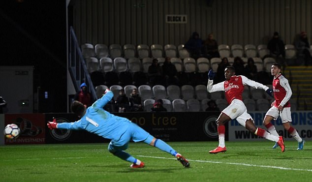 Eddie Nketiah vẫn là ngôi sao sáng giá của đội trẻ Arsenal khi lập cú đúp vào lưới Quỷ đỏ.