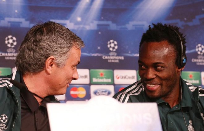 13. Michael Essien - 2005 - Lyon sang Chelsea - 24.4 triệu bảng: Thêm một bản hợp đồng chất lượng được Mourinho đem về Chelsea. Essien thích nghi nhanh chóng và trở thành tiền vệ hàng đầu Ngoại hạng Anh nhờ lối chơi sức mạnh và dồi dào thể lực. Essien đã trở thành Cầu thủ châu Phi đầu tiên xuất sắc nhất Chelsea vào năm 2007.