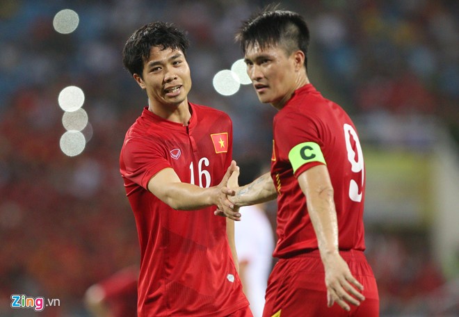Công Phượng được tung hộ khi vào sân ở phút 58 của trận đấu tuyển Việt Nam vs Syria.