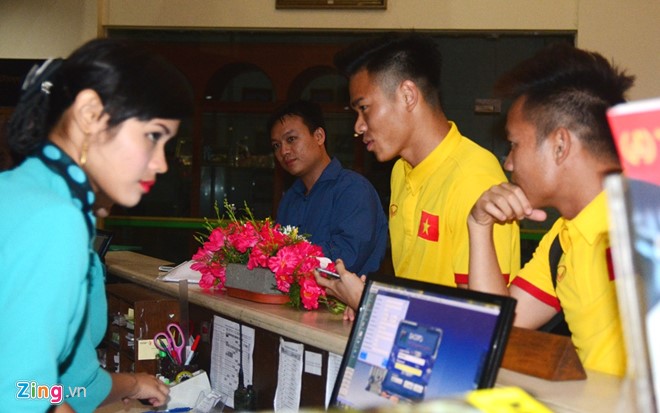 Các cầu thủ nhanh chóng làm thủ tục nhận phòng, đa số được xếp ở tầng 7 của khách sạn.