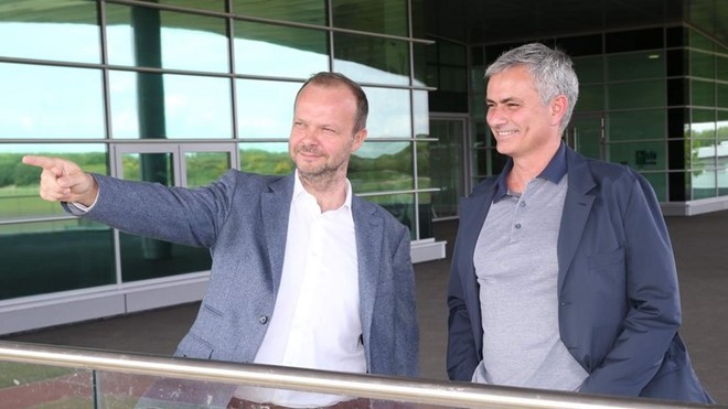 Ngày 30/5 vừa qua, Jose Mourinho đã có buổi làm quen với cơ sở vật chất và đội ngũ nhân viên tại trung tâm huấn luyện AON Training Complex. Chiến lược gia người Bồ Đào Nha đã có cuộc trao đổi với phó chủ tịch Ed Woodward về những kế hoạch phát triển MU ở những mùa giải kế tiếp, và tất nhiên có cả danh tính những bom tấn chuyến nhượng trong hè này. Ảnh: Internet.