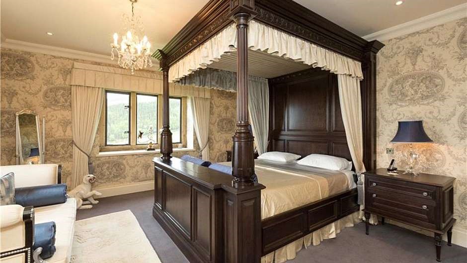 Phòng ngủ được thiết kế tạo cảm giác thoải mái nhất cho gia đình của vị tân thuyền trưởng MU, và có đến 5 gian phòng tương tự được sắp xếp trong tòa lâu đài. Ảnh: Internet.