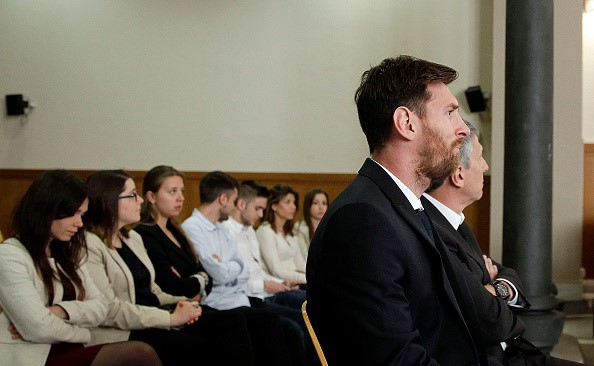 Lionel Messi và bố Jorge Horacio Messi có mặt tại phiên tòa ở thành phố Barcelona. Ảnh: Internet.