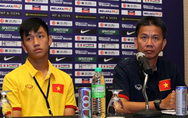 Đội trưởng U19 Việt Nam, Nguyễn Trọng Đại và HLV trưởng Hoàng Anh Tuấn tham dự buổi họp báo sáng 2/6. Ảnh: Ban tổ chức cung cấp.