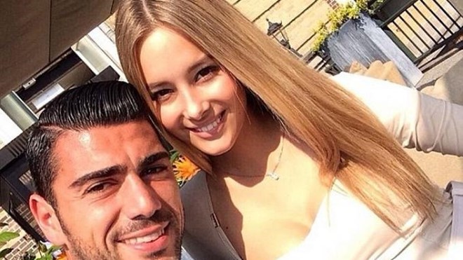 Viktoria Varga, bạn gái Graziano Pelle được xếp đá ở cánh trái của hàng tiền vệ. Cô nàng là một người mẫu có tiếng ở Hungary và gắn bó với tiền đạo tuyển Italy được hơn 3 năm. Ảnh: Internet.