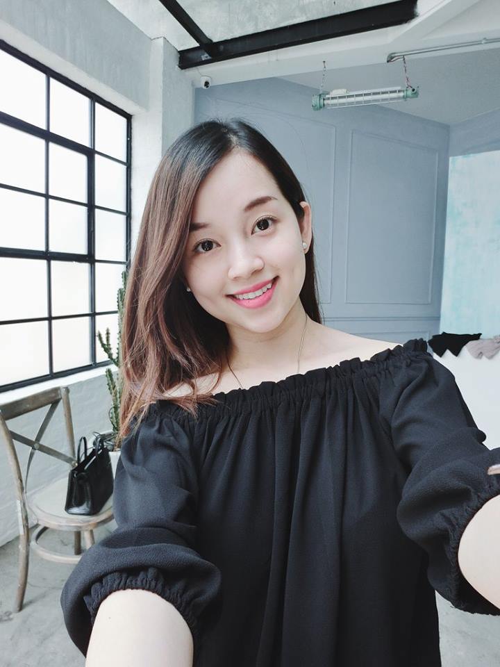 Bà mẹ một con Ly “Kute” tự tin chụp ảnh mẫu cho bộ đồ shop thời trang của chính mình.