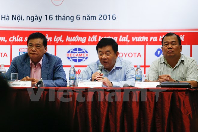 Ông Mùi (giữa) giải thích cho đề xuất không sử dụng trọng tài Hà Anh Chiến của VPF. Ảnh: Minh Chiến.