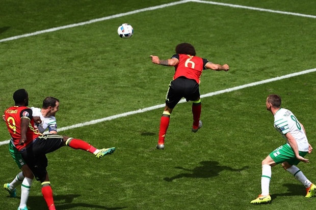 Phút 61 tỷ số đã là 2-0 cho các cầu thủ áo đỏ. Người lập công lần này là Axel Witsel bằng một pha đánh đầu chuẩn xác. Ảnh: Internet.