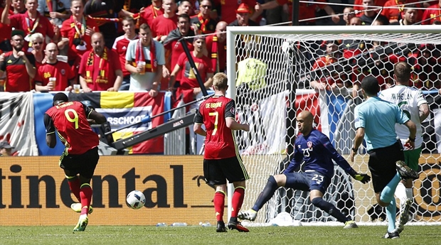 Lúc này Cộng hòa Ireland không còn gì để mất và họ dâng lên rất cao hòng tìm kiếm cơ hội. Nhưng cái mà họ nhận được lại là bàn ấn định tỷ số của Romelu Lukaku ở phút 70 cũng từ một đường phản công. Ảnh: Internet.