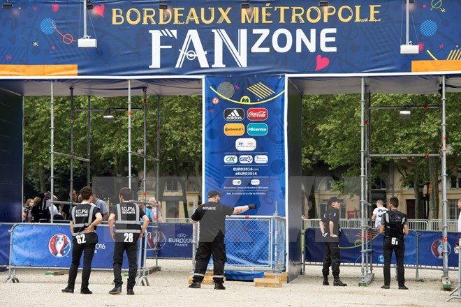 Lực lượng an ninh Pháp làm nhiệm vụ tại khu vực dành cho người hâm mộ (Fanzone) ở Bordeaux ngày 10/6. Ảnh: Internet.