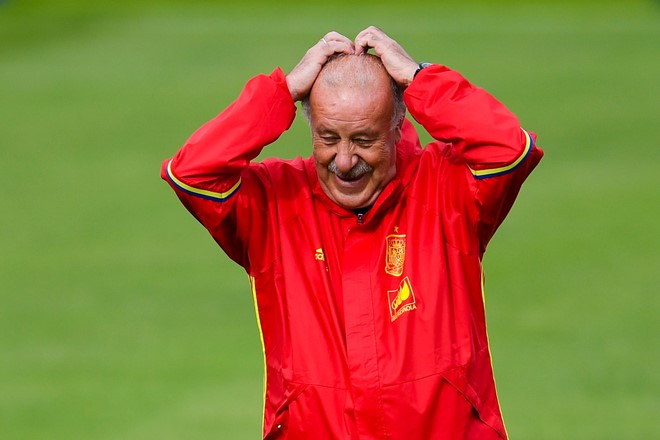 Huấn luyện viên Del Bosque có tâm trạng khá vui vẻ. Tây Ban Nha thi đấu thành công khi sớm vượt qua vòng bảng EURO 2016. Ảnh: Internet.