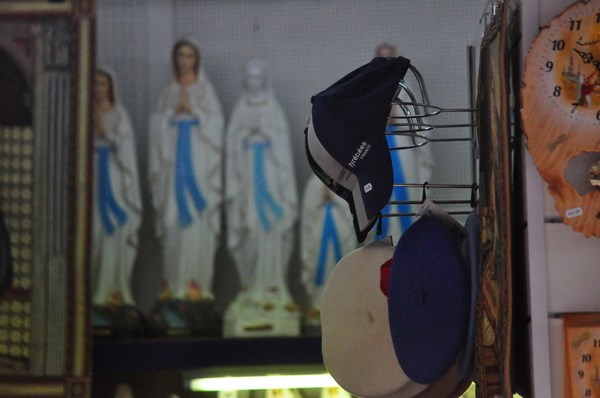 Những chiếc mũ EURO 2016 được bày bán trong một cửa hàng bán đồ lưu niệm về Đức mẹ. Ảnh: Anh Ngọc.