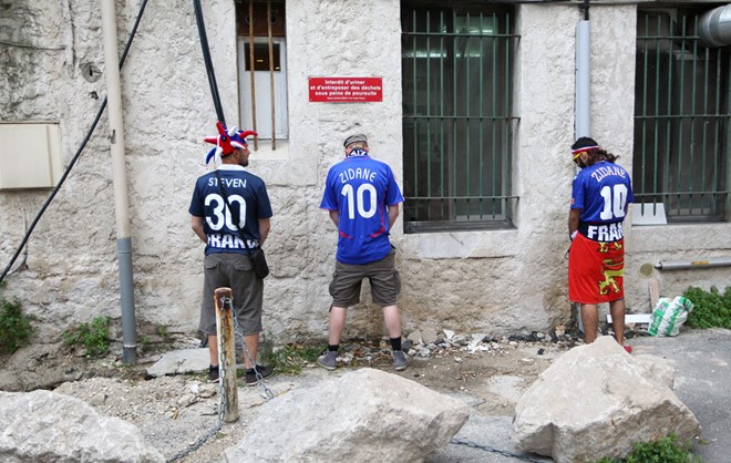 Người hâm mộ nước chủ nhà EURO 2016, Pháp cũng có hành động không đẹp. Hình ảnh được chụp vào ngày diễn ra trận Pháp đánh bại Albania 2-0. Ảnh: Internet.