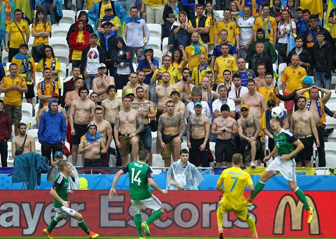 Hình ảnh một nhóm CĐV xăm trổ trên khán đài trong trận đấu giữa Ukraine và Bắc Ireland ở bảng C EURO 2016. Ảnh: Internet.