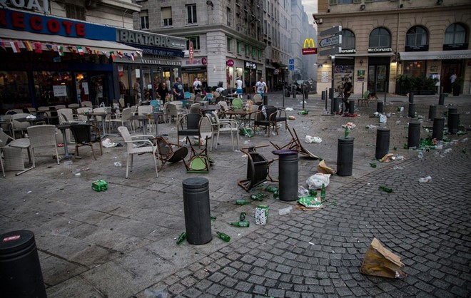 Cổ động viên vứt vỏ chai bia và rác trên phố sau trận đấu giữa Nga và Anh ở Marseille. Ảnh: Internet.