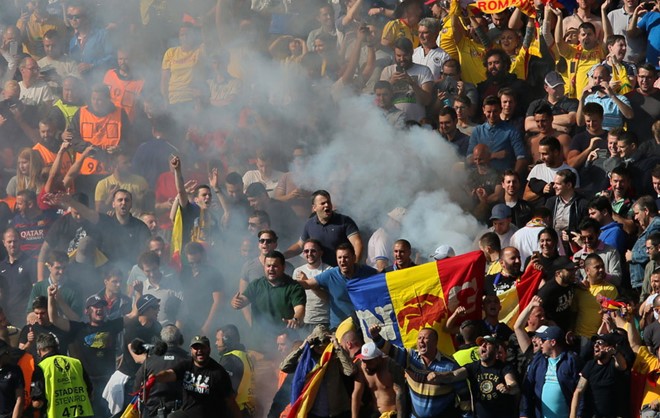 Hình ảnh cổ động viên đốt pháo khói trên đường phố ở Pháp trong thời gian các trận vòng bảng EURO 2016 diễn ra. Ảnh: Internet.