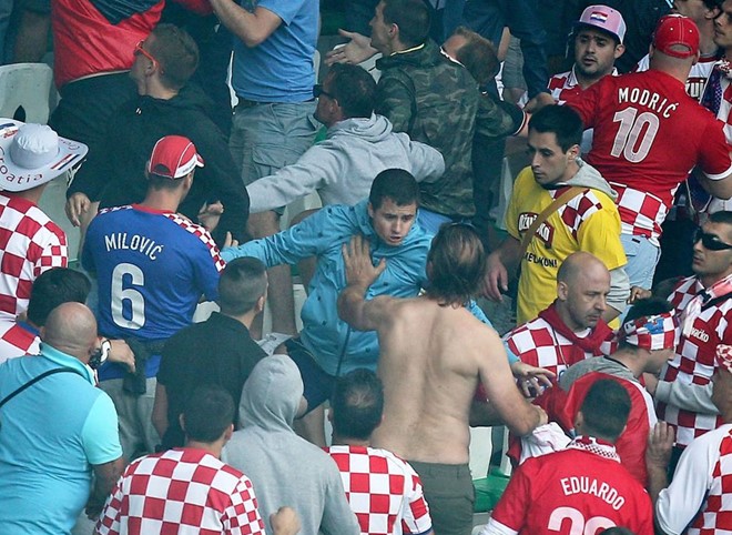 Trên khán đài, fan của CH Czech và Croatia đánh nhau. Tại EURO 2016, nhiều vụ ẩu đả xảy ra. Ảnh: Internet.