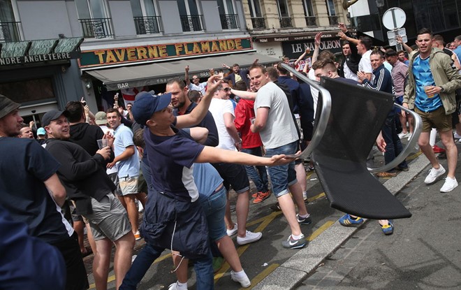 Cổ động viên Anh cầm ghế khiêu khích fan Nga và đụng độ cảnh sát nước chủ nhà. Ảnh: Internet.