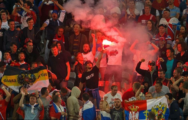 Cổ động viên Nga đốt pháo khói và pháo sáng trên khán đài trong trận gặp Anh. Sau đó, Liên đoàn bóng đá châu Âu (UEFA) cấm CĐV mang pháo vào sân. Ảnh: Internet.
